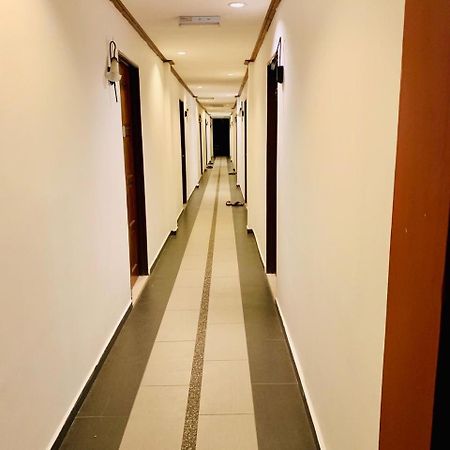 D Lima Beach Inn Пантай-Сенанг Экстерьер фото