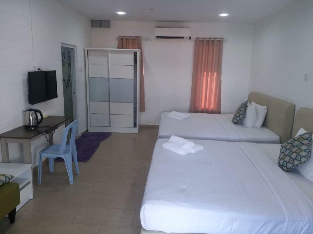 D Lima Beach Inn Пантай-Сенанг Экстерьер фото